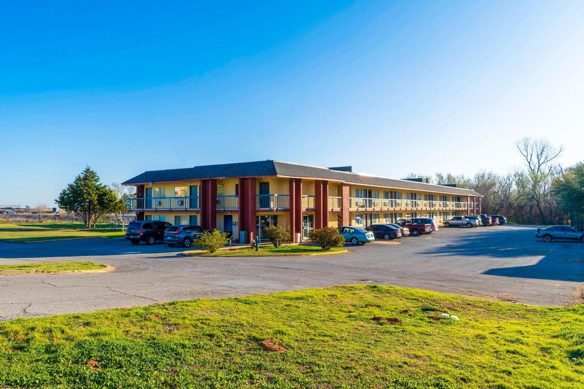 Castle Inn & Suites By Oyo Chickasha Dış mekan fotoğraf