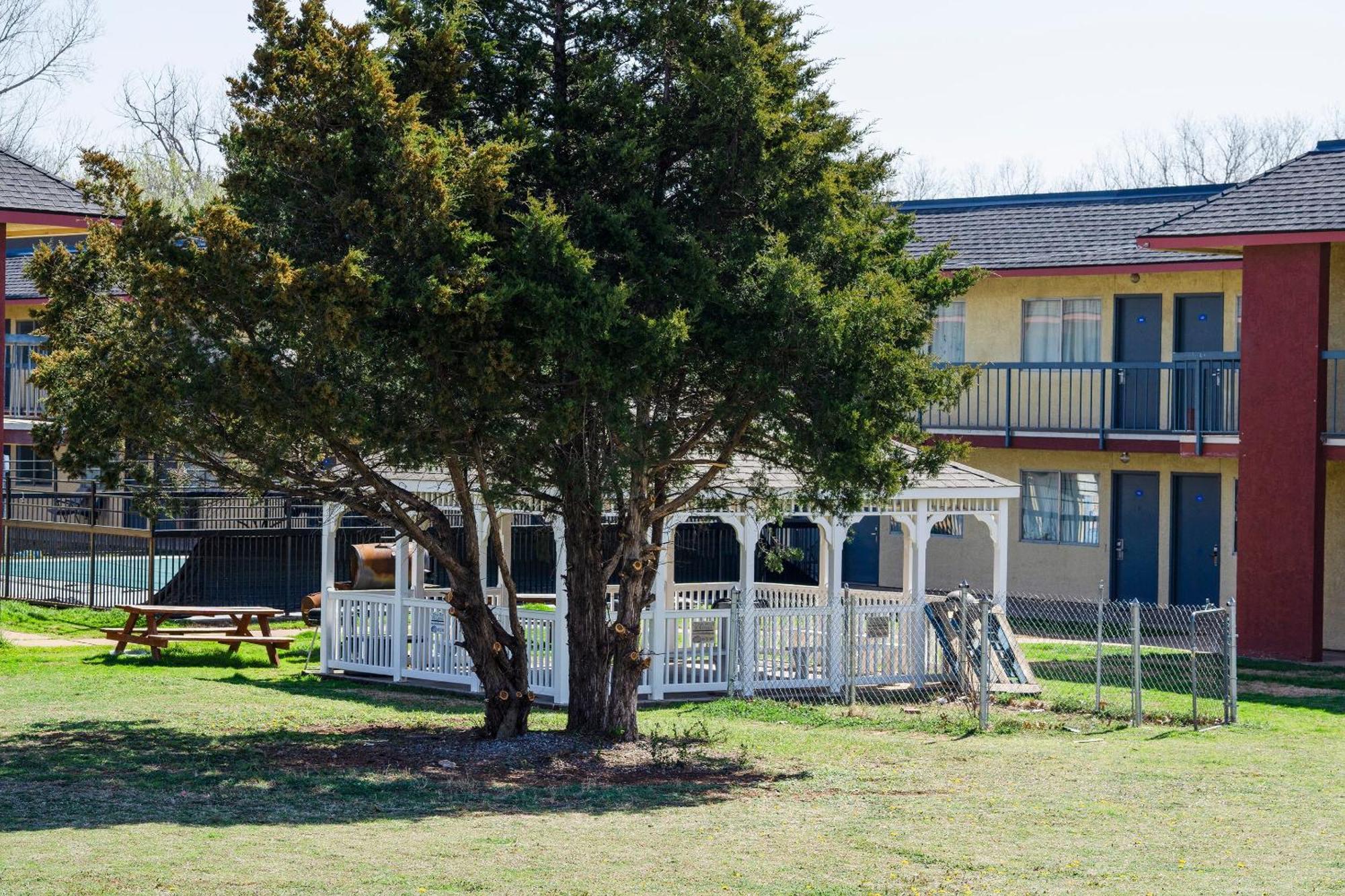Castle Inn & Suites By Oyo Chickasha Dış mekan fotoğraf
