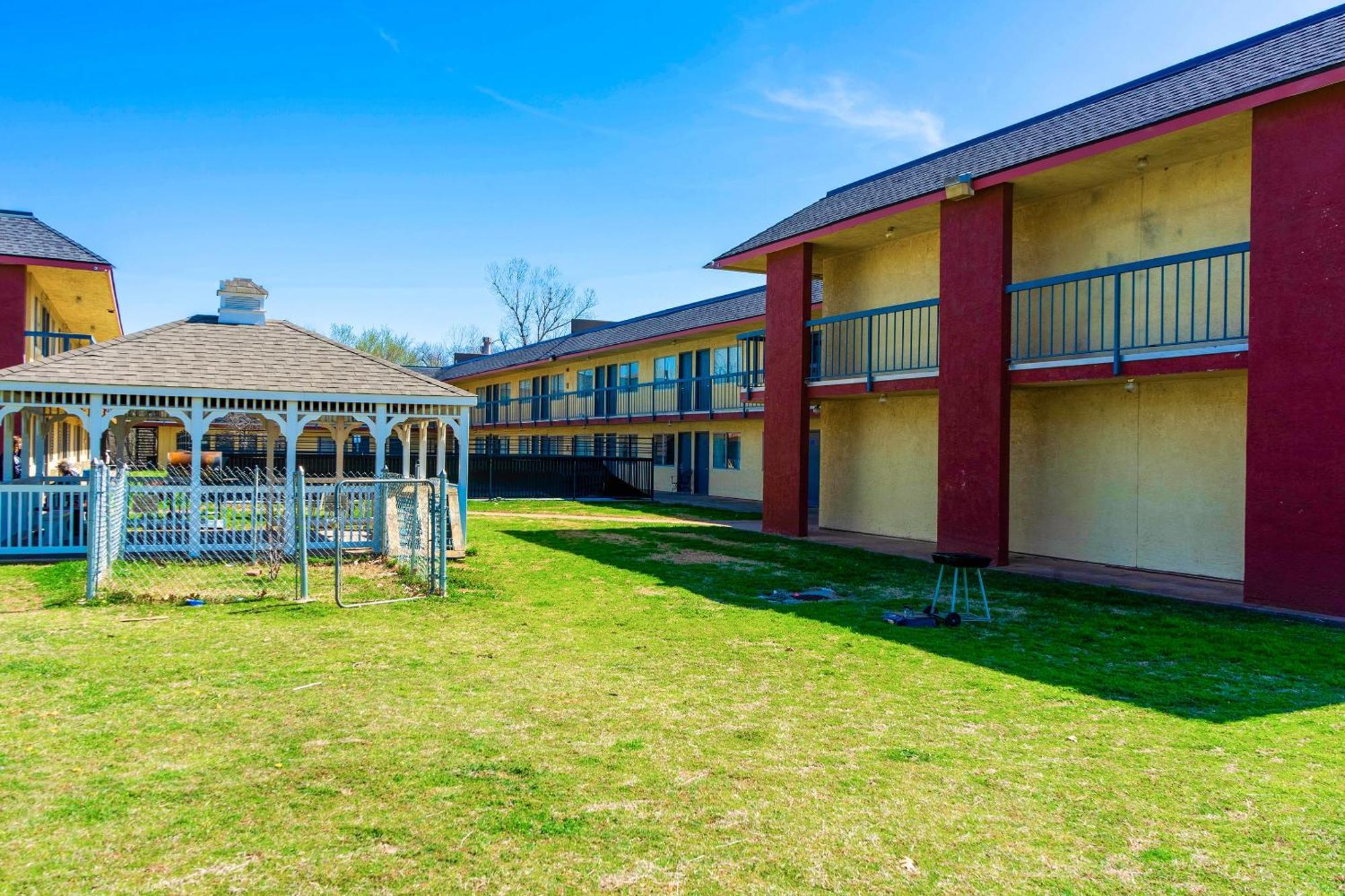 Castle Inn & Suites By Oyo Chickasha Dış mekan fotoğraf