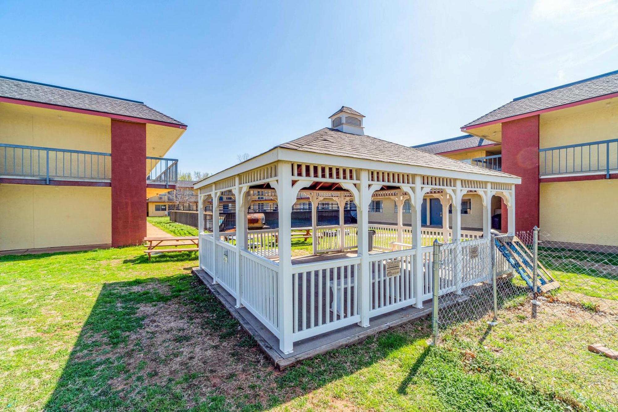 Castle Inn & Suites By Oyo Chickasha Dış mekan fotoğraf