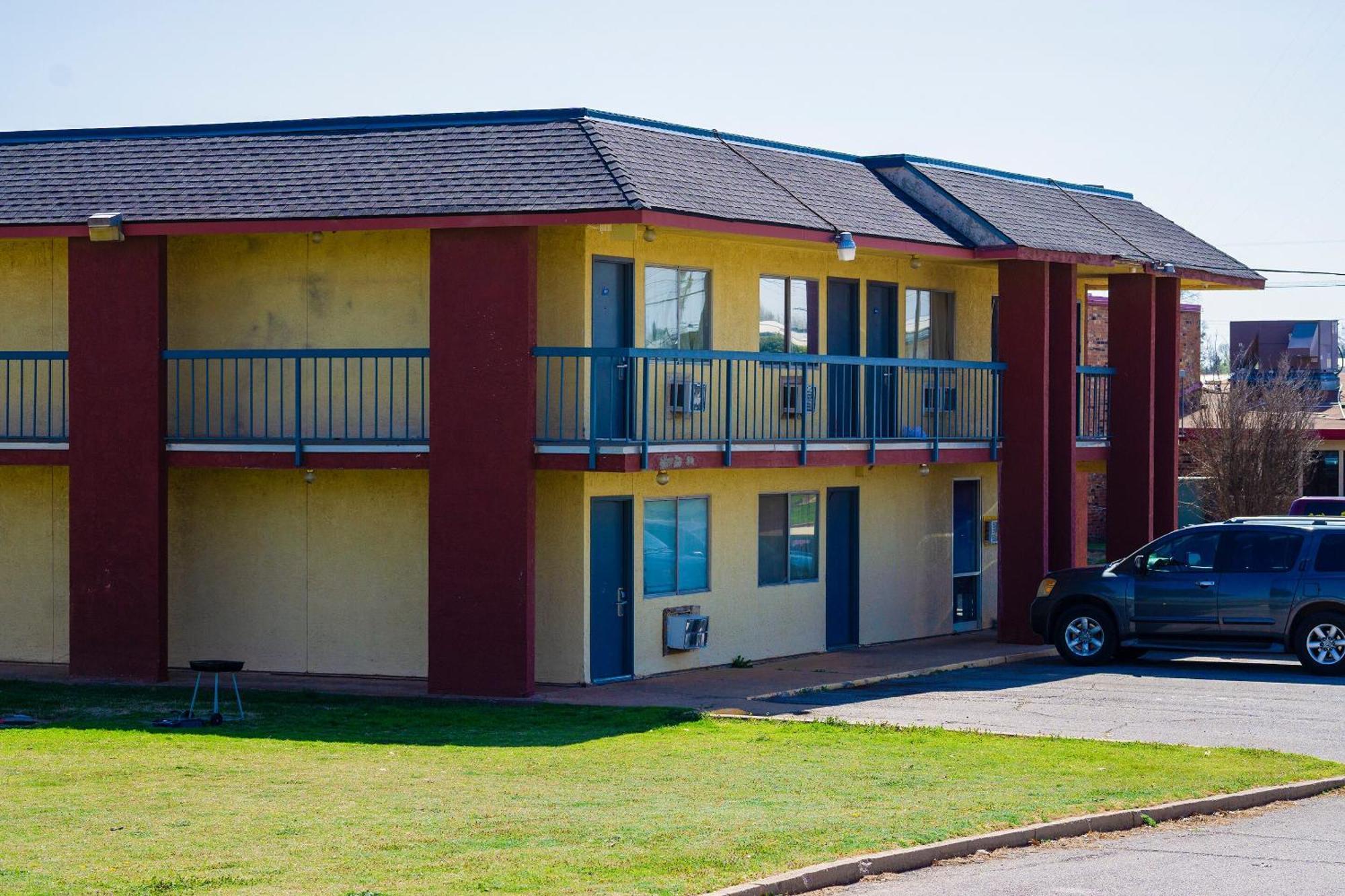 Castle Inn & Suites By Oyo Chickasha Dış mekan fotoğraf