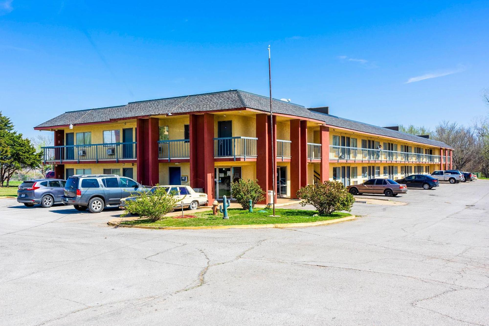 Castle Inn & Suites By Oyo Chickasha Dış mekan fotoğraf
