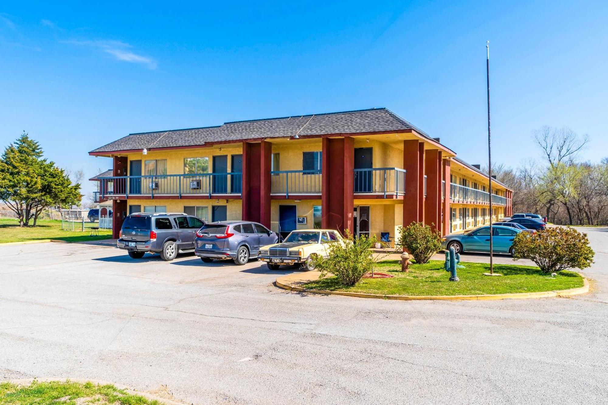 Castle Inn & Suites By Oyo Chickasha Dış mekan fotoğraf