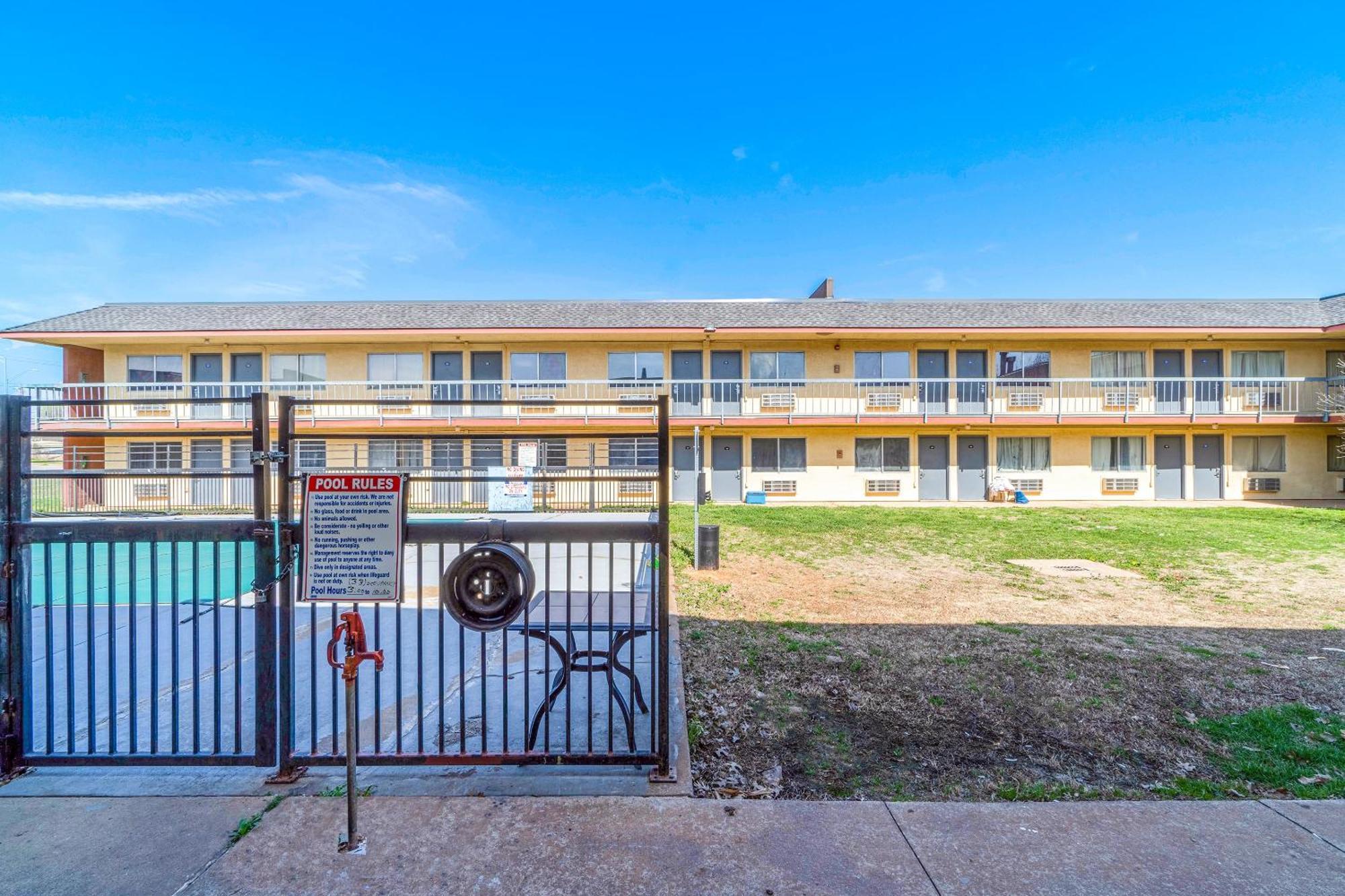 Castle Inn & Suites By Oyo Chickasha Dış mekan fotoğraf