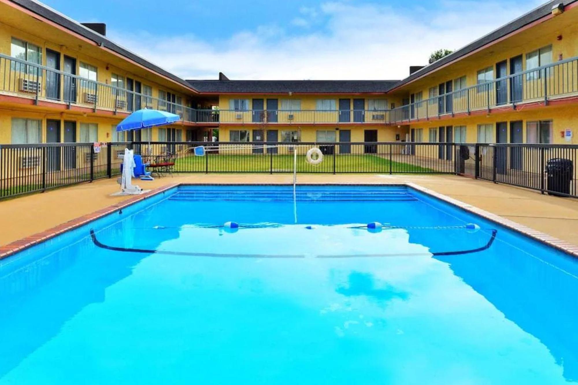 Castle Inn & Suites By Oyo Chickasha Dış mekan fotoğraf